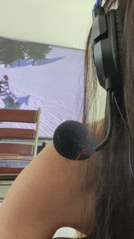 ass brunette gamer girl pierced selfie clip