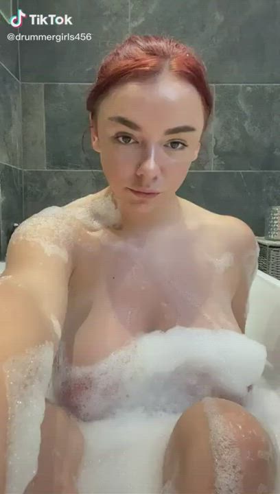 Sake those boobies in the bubble bath