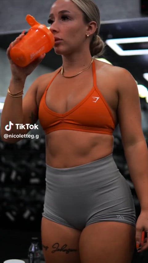 abs fit fitness gym muscular girl pawg sports bra sweaty sex tiktok workout fit-girls