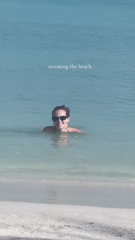 Bikini Cleavage Zoey Deutch clip