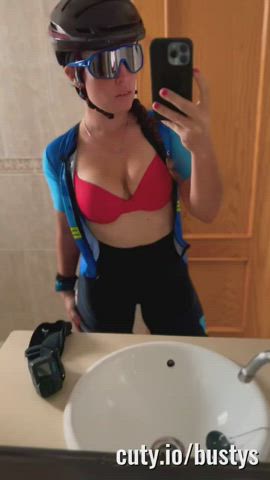 Cecilia Sopena (Bicicosta) bouncing in bra selfie