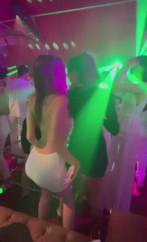 Emily Ratajkowski shaking it