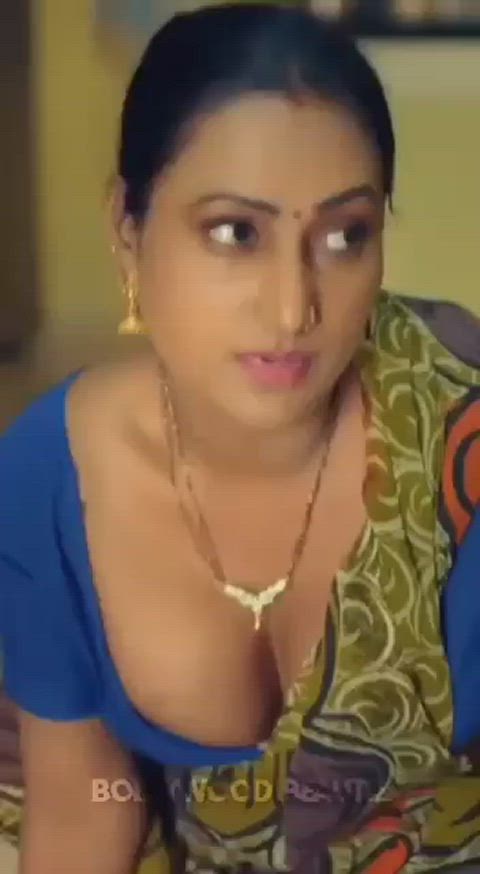 cleavage desi saree clip