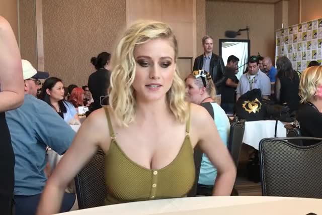 OliviaTaylorDudley - Interview The Magicians - Comic Con 2017-2