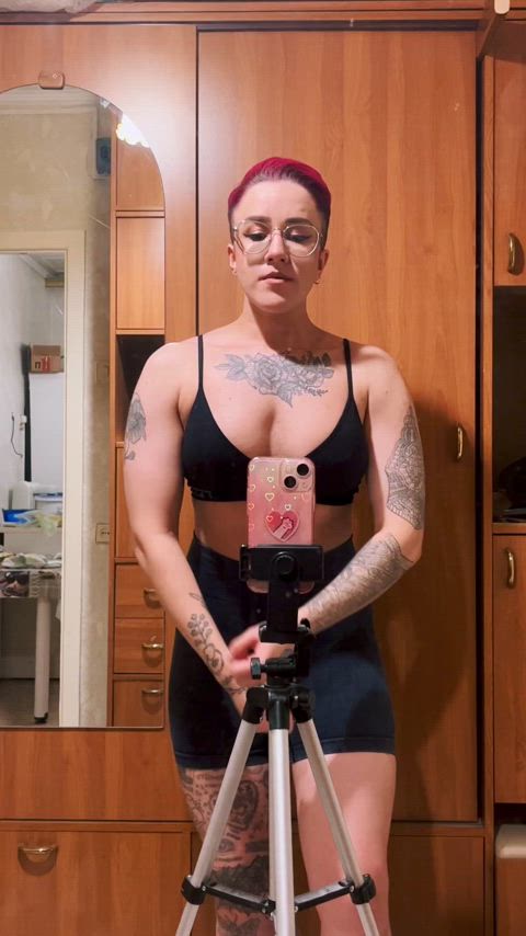 Your muscle mommy has arrived (no tits today 😔)