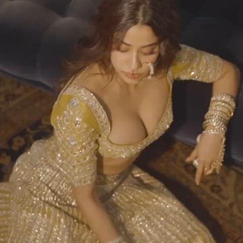 big tits boobs cleavage underboob clip