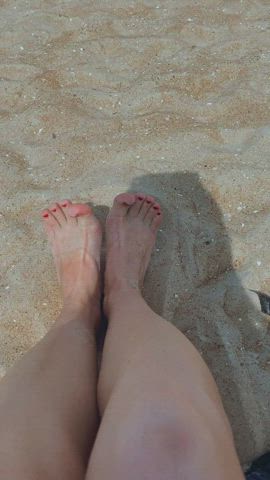 Showing off my fresh pedi on beach 🤟🏻 Want to see me more showing off them?
