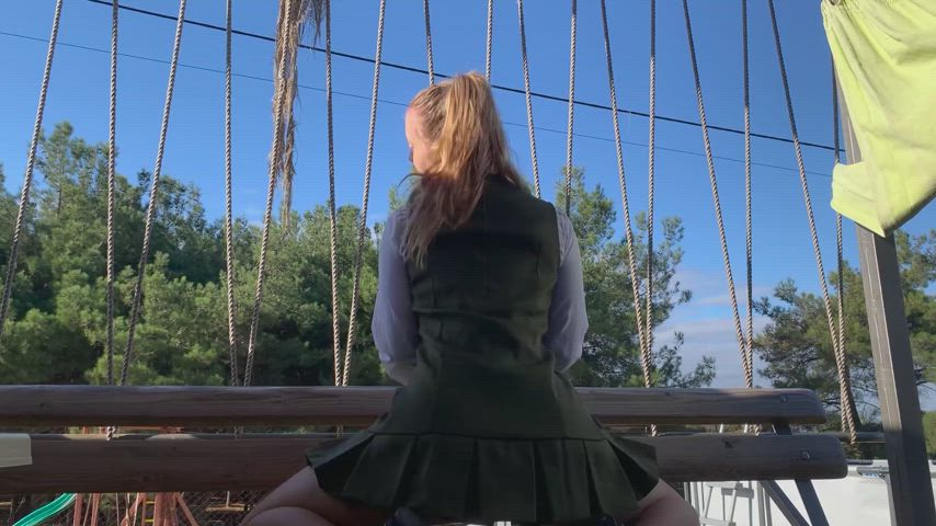 Schoolgirl twerking after class