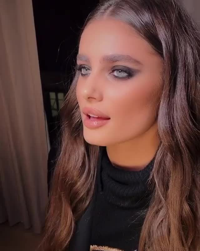 Celebrity Taylor Hill clip