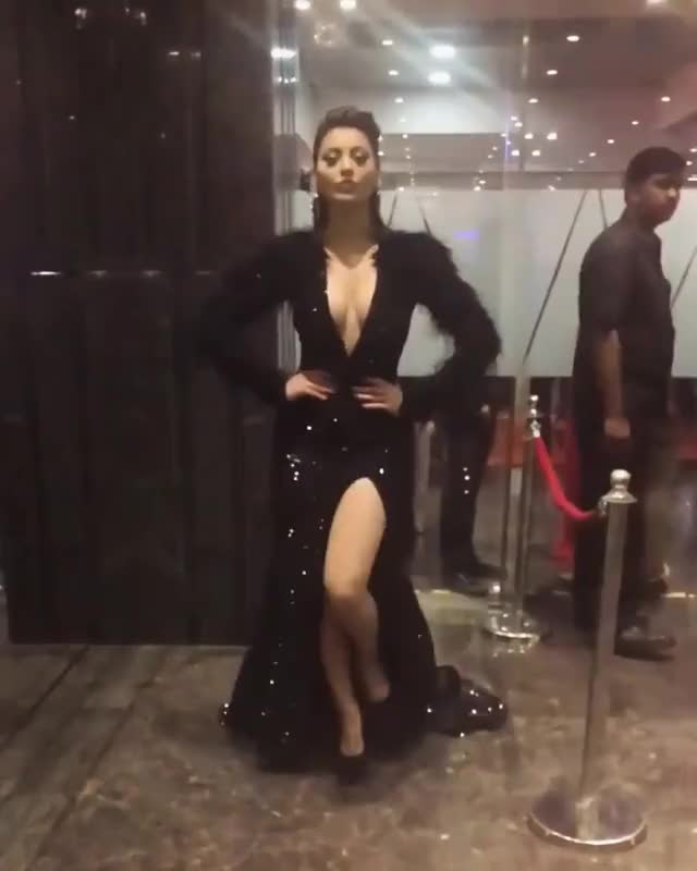 bollywood celebrity cleavage legs clip