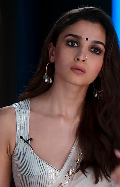 Alia Bhatts look is enough for us