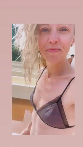 Loes Haverkort in bikini