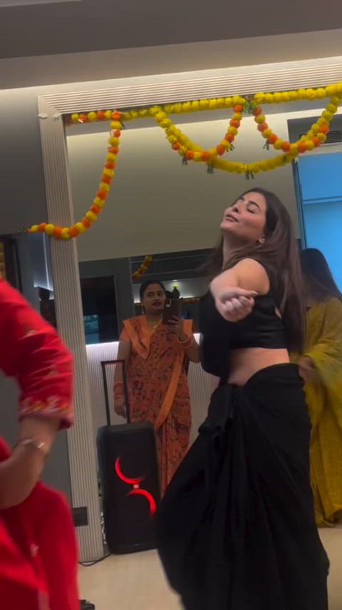 Hemu Thapliyal navel in saree