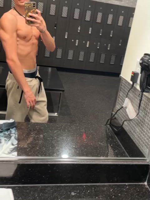 20 years old gym muscles onlyfans public flexing clip