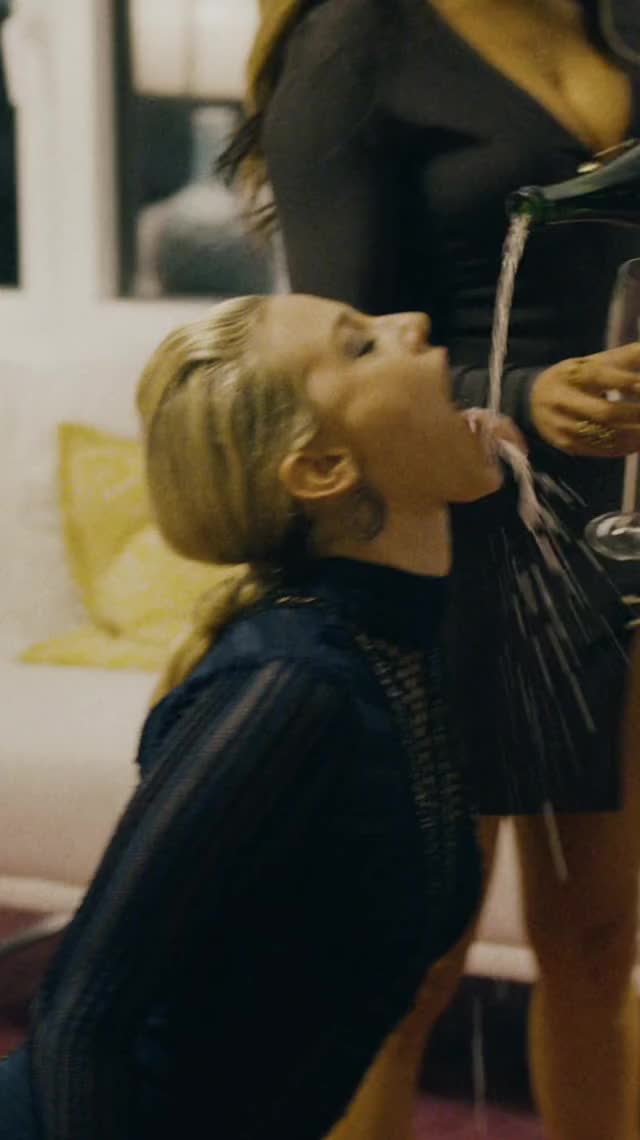 Lili Reinhart (Hustlers) champagne