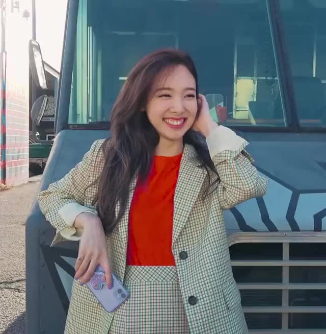 NAYEON TV “NAYEON in Hawaii (Feat. Cosmopolitan March) 03