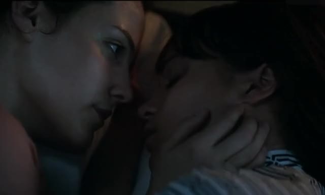 Alicia Vikander & Riley Keough making out