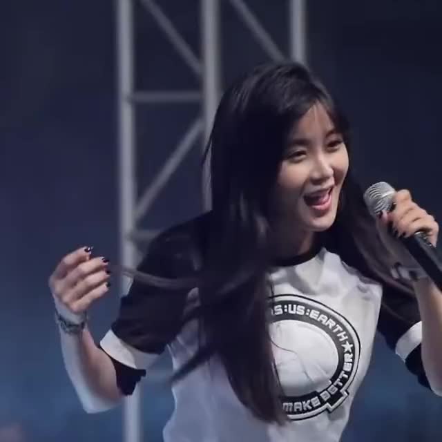 140905 Hyunyoung wink (Night after night) crop