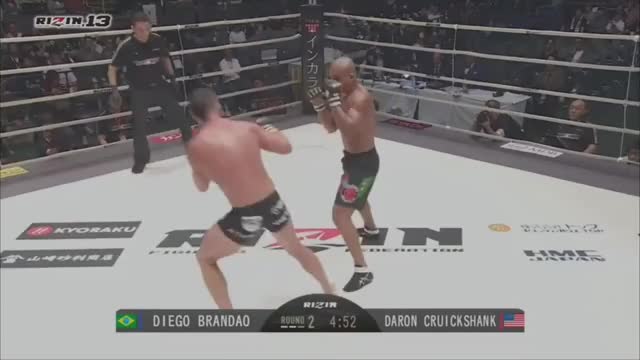 Daron Cruickshank knocks out Diego Brandao with a flying-knee (RIZIN 13)