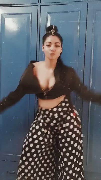 Bollywood Celebrity Cleavage clip