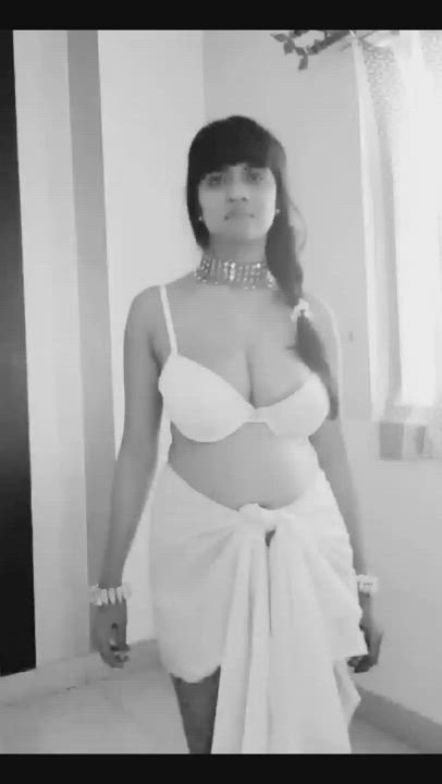 21 Years Old Cleavage Desi Erotic Huge Tits Lingerie clip