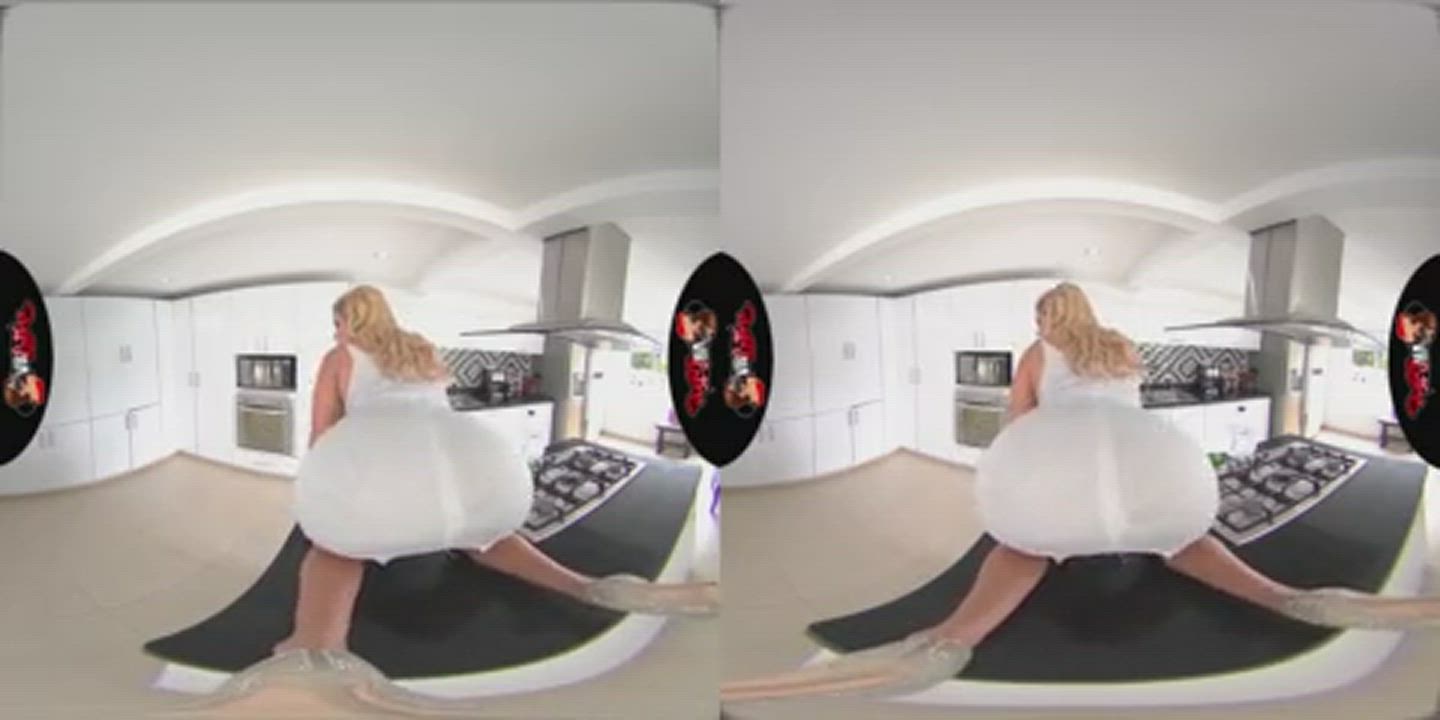 Blonde MILF VR clip