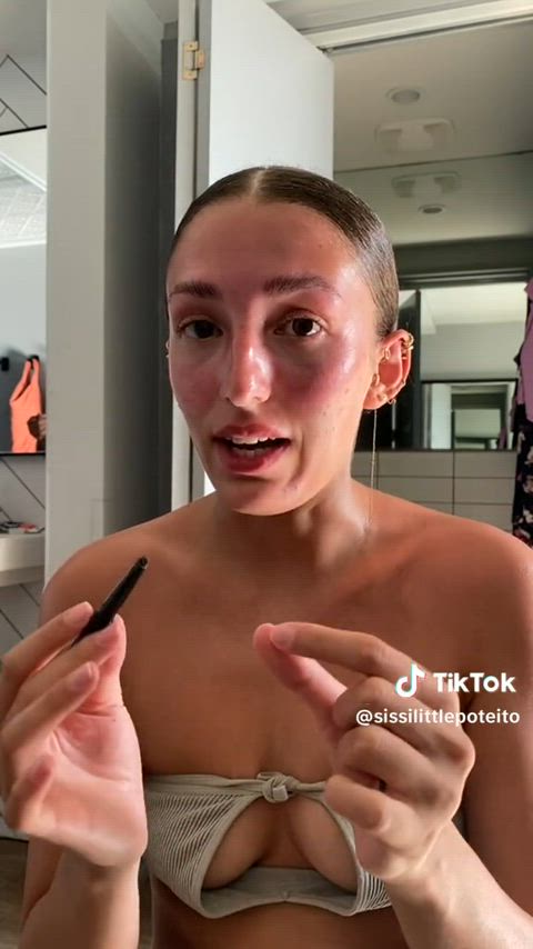 italian nipslip teen tiktok clip