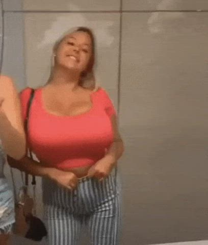 busty huge tits jiggling clip