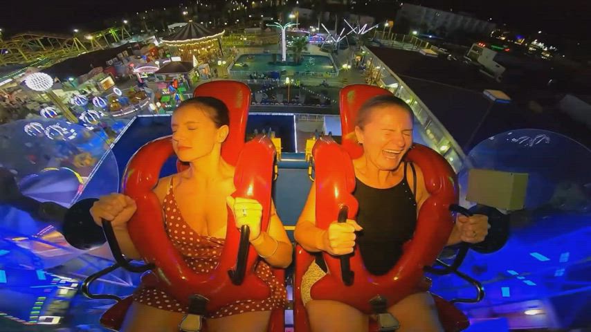 Wind blowing off dresses on slingshot ride + full video in the comments