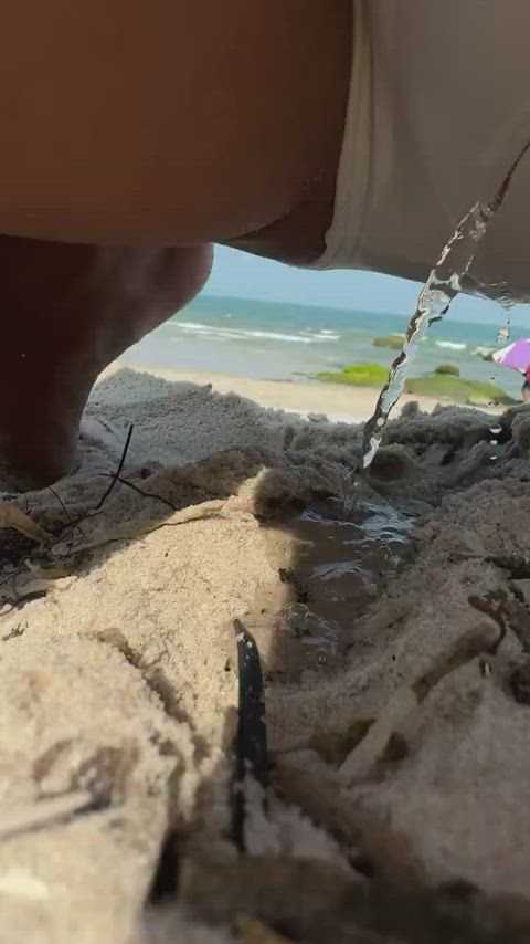 beach pee peeing piss pissing public r/caughtpublic at-work clip