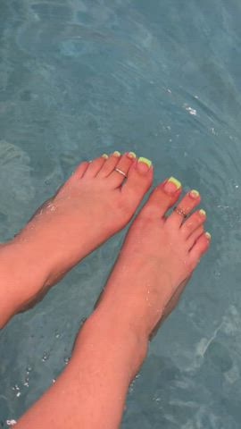 Neon Toes