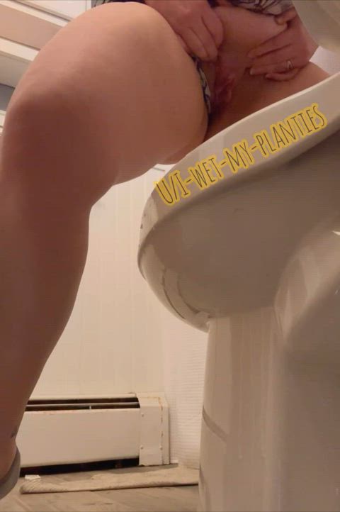 chubby messy pee peeing piss pissing toilet watersports wet and messy clip