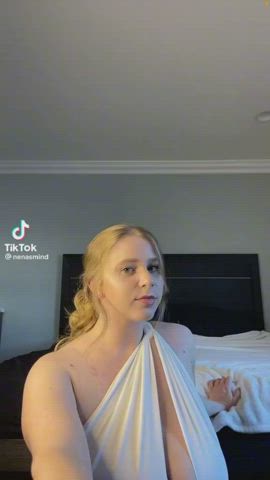 busty huge tits jiggling clip