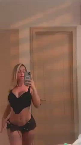 Blonde Dancing Latina clip