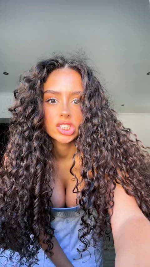 curly hair portuguese tiktok clip