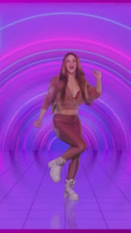Cleavage Dancing Shakira clip