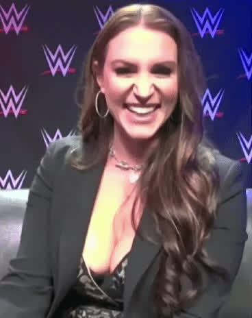 Celebrity MILF Stephanie McMahon Tits clip
