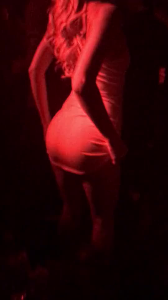 Slut takes her panties off on the dance floor