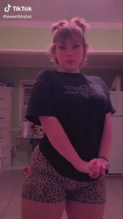 jiggle jiggling pawg tiktok twerking phat-ass-white-girls clip