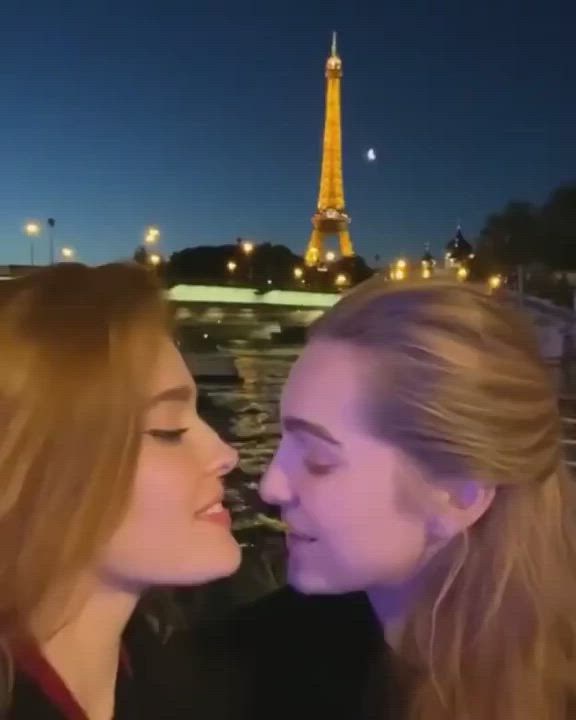 Jia Lissa Kissing Lesbian clip