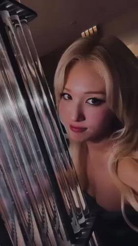 celebrity cleavage korean clip