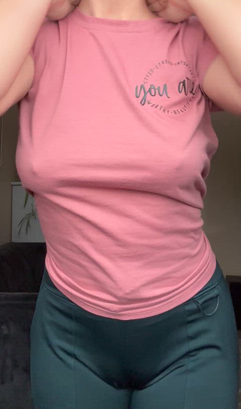 Braless natural titty jiggle tease 💋