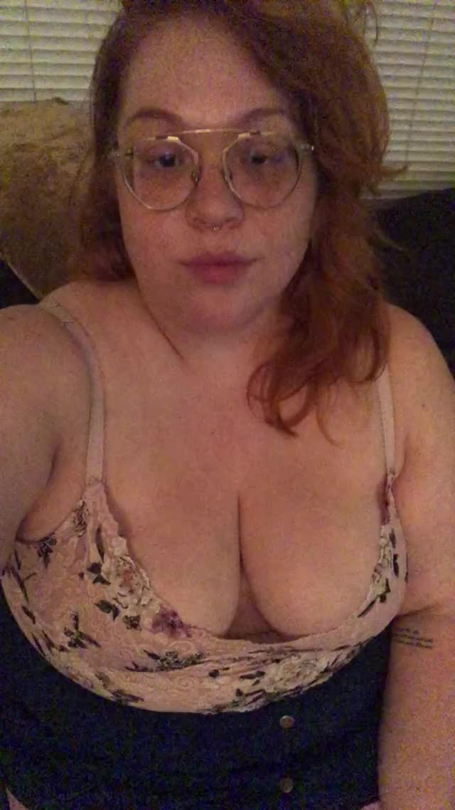 First time shy girl posts her pussy ?. DM’s welcome for the rest of the video!