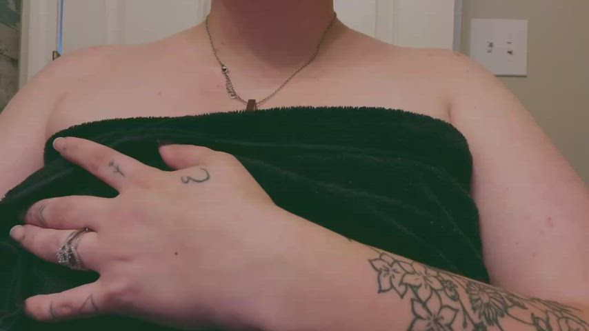 fresh out the shower for this titty reveal