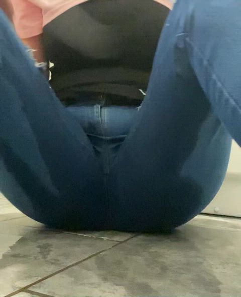 Playing in wet jeans then pissing on my feet 💦