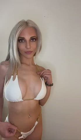 bikini blonde boobs clip