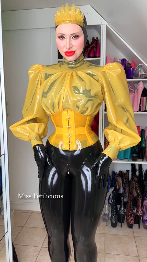 Rubber sounds  🔊 I love it! 💛🖤 Such a stylish but still heavy outfit with