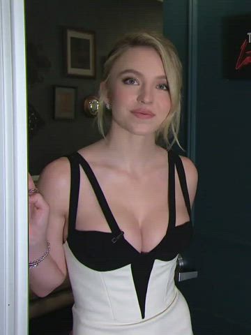 Sydney Sweeney showing off her rack yet again