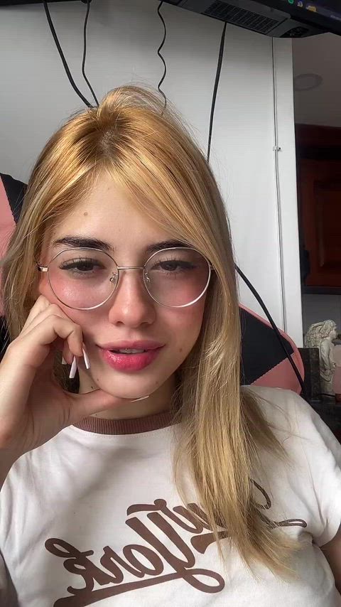 braless colombian cute glasses tiktok tik-tok clip