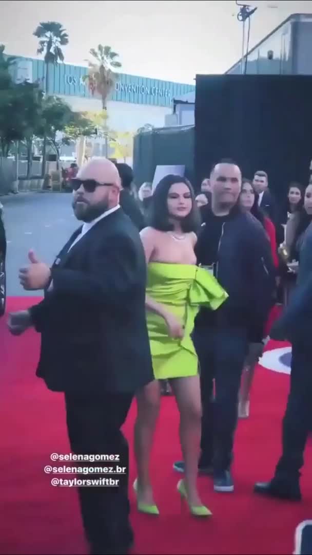 Selena Gomez's slutty dress can't contain her huge tits. Everyone in the audience